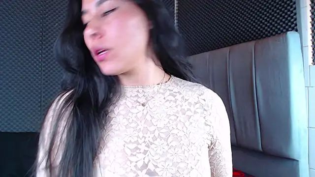 Snapshot of _joy_yva chatting on 12.20.25 joy yva online show from 12.20.25