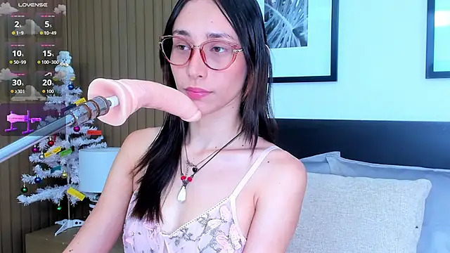 Snapshot of doll_bella_ chatting on 12.14.25 doll bella online show from 12.14.25