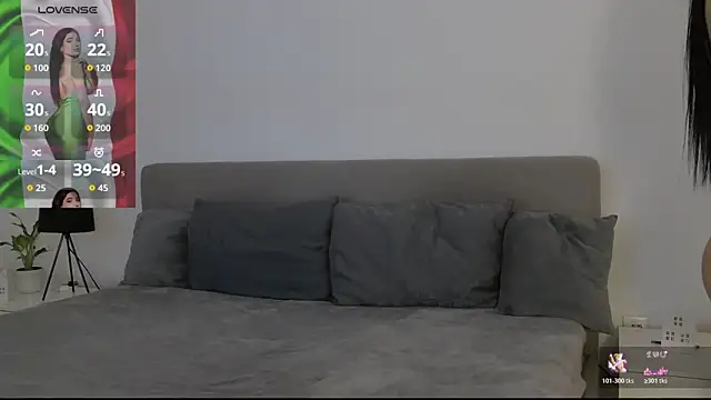 Snapshot of AllisonSky chatting on 11.07.25 AllisonSky online show from 11.07.25