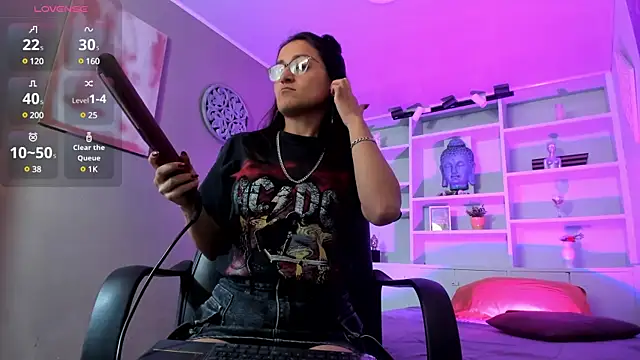 Snapshot of Lucy_Williiams chatting on 03.10.25 Lucy Williiams online show from 03.10.25