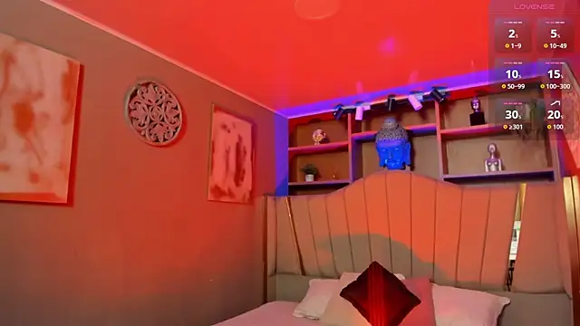 Snapshot of Lucy_Williiams chatting on 10.21.25 Lucy Williiams online show from 10.21.25