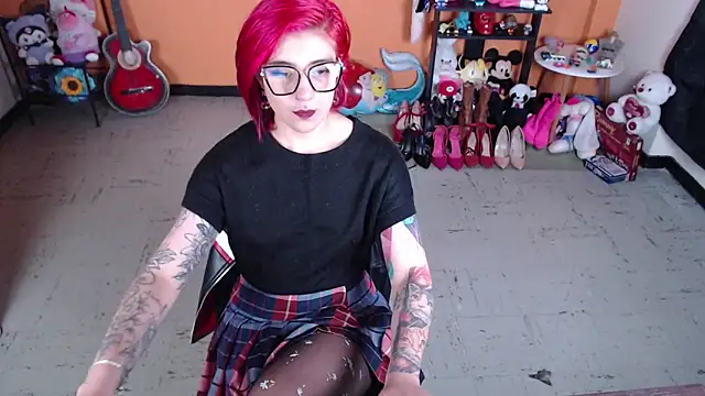 MissMiia2 online show from 01.28.25