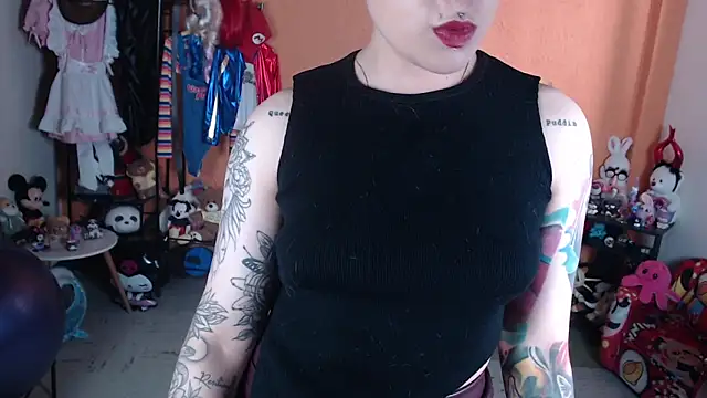 Snapshot of MissMiia2 chatting on 06.14.26 MissMiia2 online show from 06.14.26