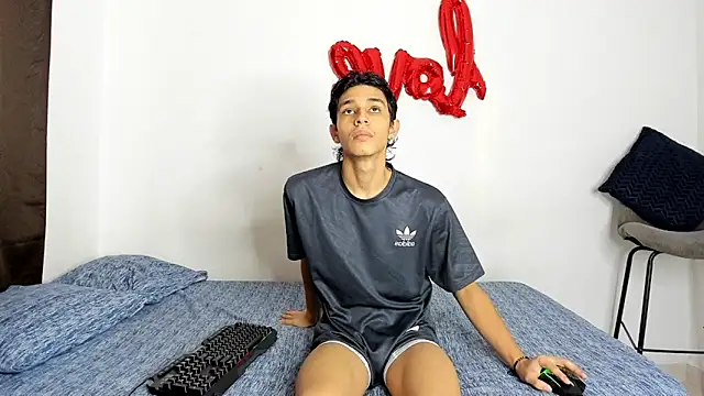 Snapshot of evanscollins chatting on 11.05.25 evanscollins online show from 11.05.25