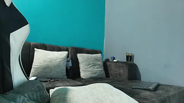 Snapshot of skinny_and_boyfriend chatting on 11.06.25 skinny and boyfriend online show from 11.06.25