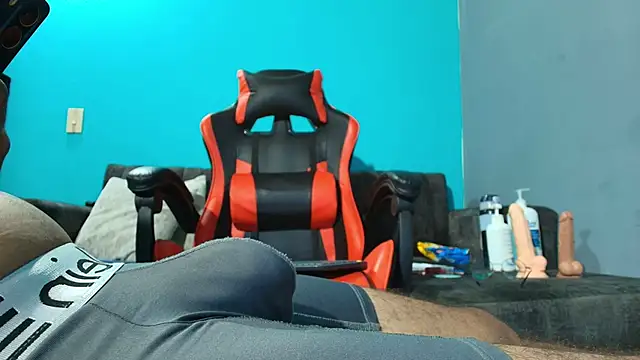 Snapshot of skinny_and_boyfriend chatting on 12.15.25 skinny and boyfriend online show from 12.15.25