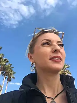 Diamond Bunny  online show from 02.12.25