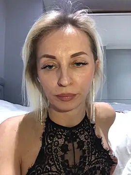 Diamond Bunny  online show from 02.25.25