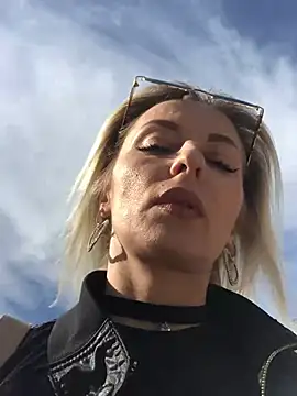 Diamond Bunny  online show from 03.08.25