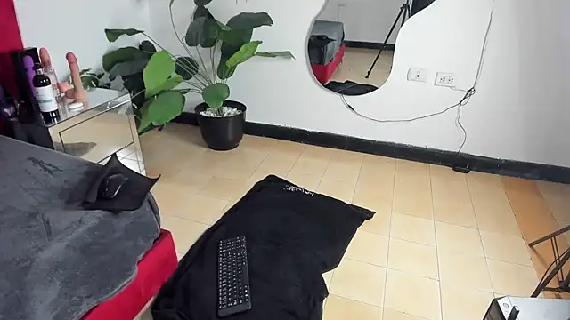 Milanxht online show from 02.20.25