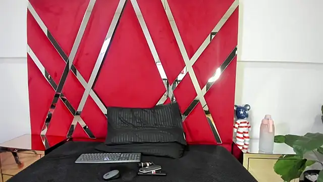 Milanxht online show from 10.13.25