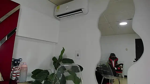 Milanxht online show from 10.22.25