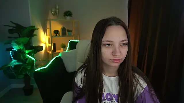 Snapshot of ElysLunar chatting on 12.20.24 ElysLunar online show from 12.20.24