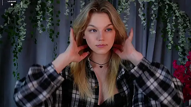 Snapshot of EdlinAlliston chatting on 10.12.25 EdlinAlliston online show from 10.12.25