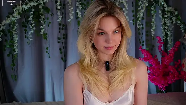 Snapshot of EdlinAlliston chatting on 10.19.25 EdlinAlliston online show from 10.19.25