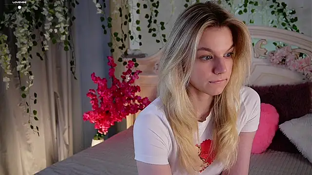 Snapshot of EdlinAlliston chatting on 10.20.25 EdlinAlliston online show from 10.20.25