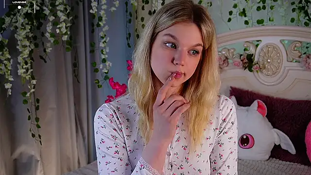 Snapshot of EdlinAlliston chatting on 10.22.25 EdlinAlliston online show from 10.22.25