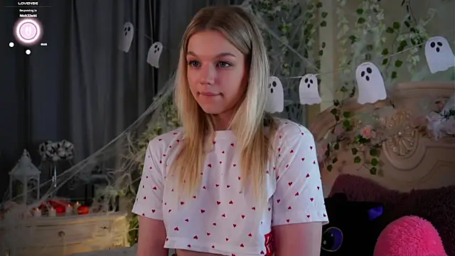 Snapshot of EdlinAlliston chatting on 10.27.25 EdlinAlliston online show from 10.27.25