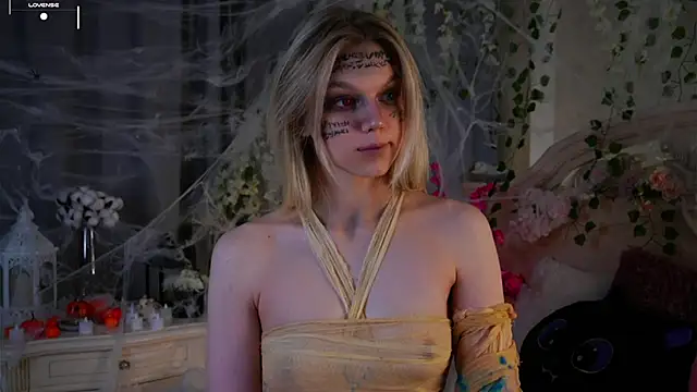 Snapshot of EdlinAlliston chatting on 10.30.25 EdlinAlliston online show from 10.30.25