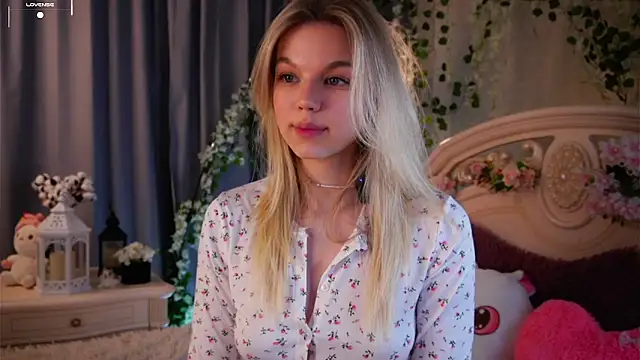 Snapshot of EdlinAlliston chatting on 11.06.25 EdlinAlliston online show from 11.06.25