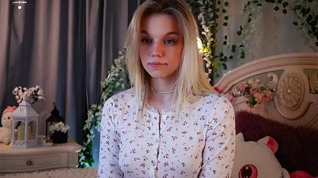 Snapshot of EdlinAlliston chatting on 11.08.25 EdlinAlliston online show from 11.08.25