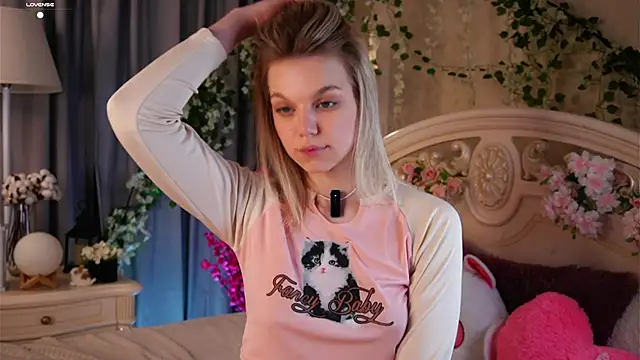 Snapshot of EdlinAlliston chatting on 11.13.25 EdlinAlliston online show from 11.13.25