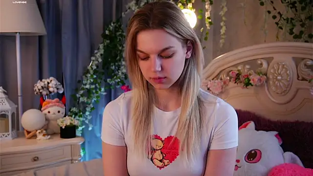 Snapshot of EdlinAlliston chatting on 11.16.25 EdlinAlliston online show from 11.16.25