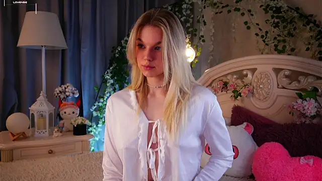 Snapshot of EdlinAlliston chatting on 11.21.25 EdlinAlliston online show from 11.21.25