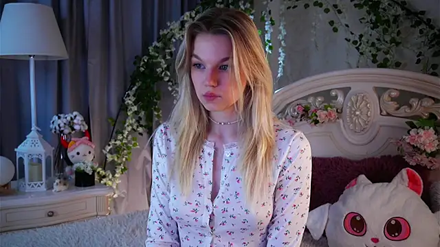 Snapshot of EdlinAlliston chatting on 11.24.25 EdlinAlliston online show from 11.24.25