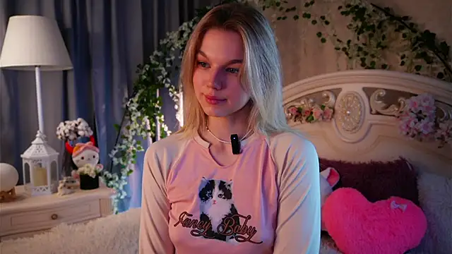 Snapshot of EdlinAlliston chatting on 11.26.25 EdlinAlliston online show from 11.26.25