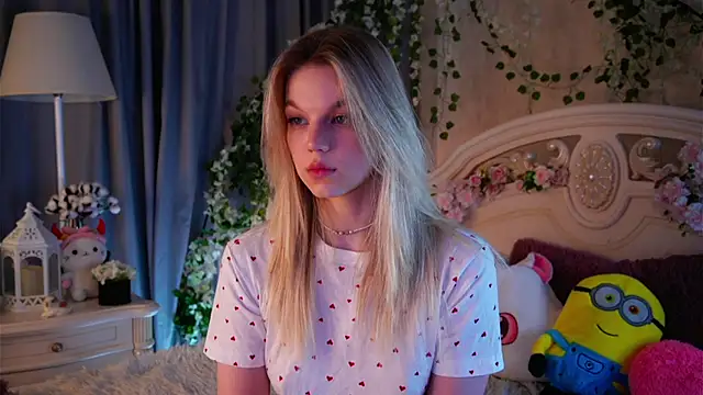 Snapshot of EdlinAlliston chatting on 12.14.25 EdlinAlliston online show from 12.14.25