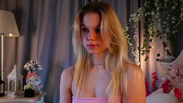 Snapshot of EdlinAlliston chatting on 12.15.25 EdlinAlliston online show from 12.15.25