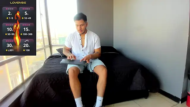 Snapshot of jeisonstark chatting on 11.22.25 jeisonstark online show from 11.22.25