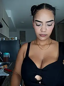 Snapshot of Sara-77 chatting on 11.11.25 Sara-77 online show from 11.11.25