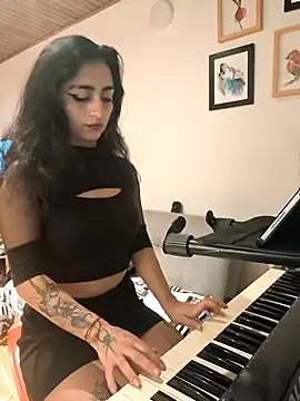 Snapshot of Lila_Desiree chatting on 11.17.25 Lila Desiree online show from 11.17.25