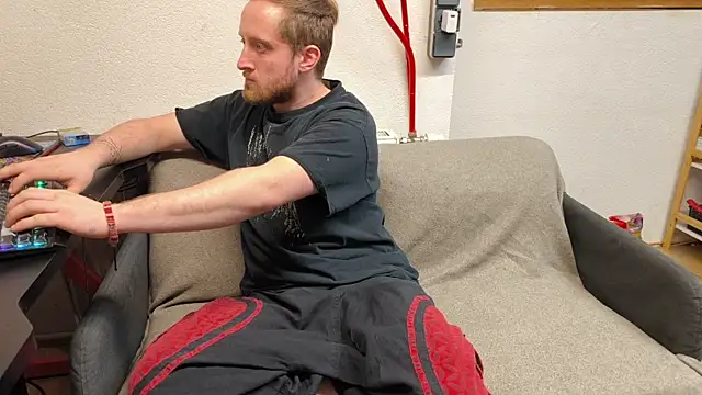 Snapshot of DrownMentallyyy chatting on 02.18.25 DrownMentallyyy online show from 02.18.25