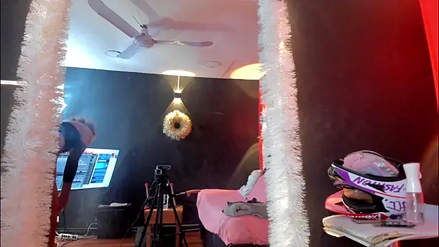 YayaHilton online show from 12.03.25