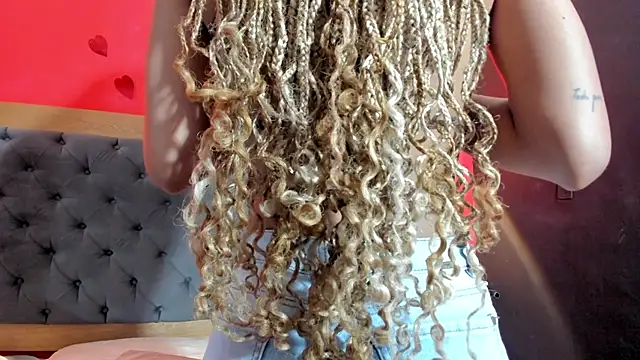 YayaHilton online show from 08.02.26
