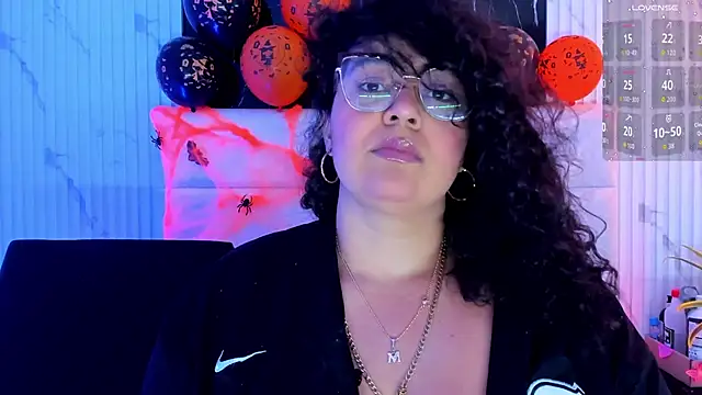 Snapshot of Reginavegaa chatting on 10.30.25 Reginavegaa online show from 10.30.25