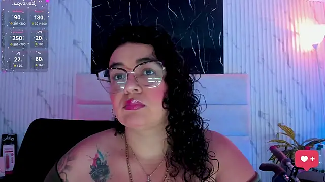 Snapshot of Reginavegaa chatting on 11.15.25 Reginavegaa online show from 11.15.25