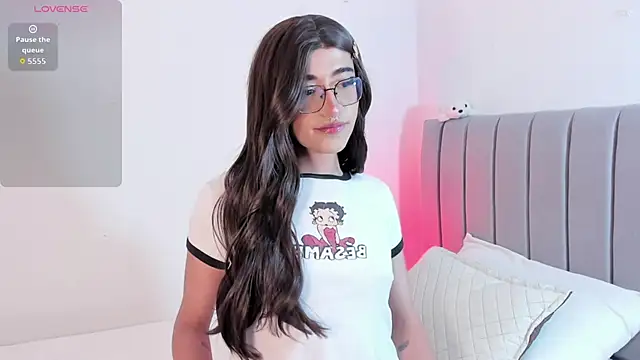 Snapshot of Lararose01 chatting on 11.10.25 Lararose01 online show from 11.10.25