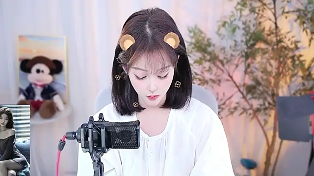 Snapshot of Arwyn-rr chatting on 12.02.24 Arwyn-rr online show from 12.02.24