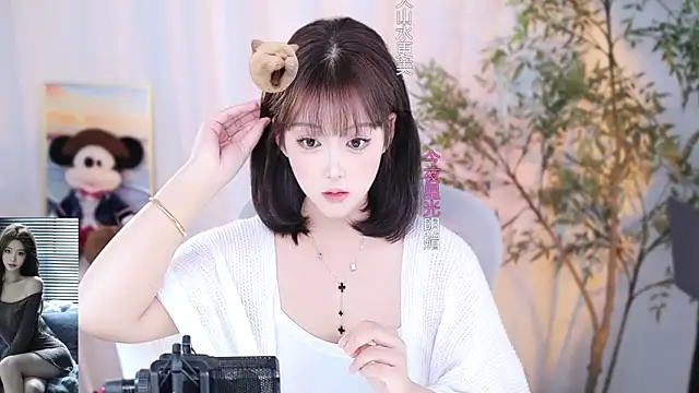 Snapshot of Arwyn-rr chatting on 12.04.24 Arwyn-rr online show from 12.04.24