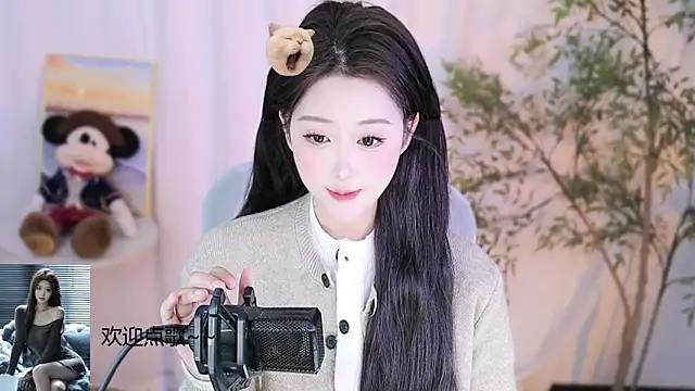 Snapshot of Arwyn-rr chatting on 02.16.25 Arwyn-rr online show from 02.16.25