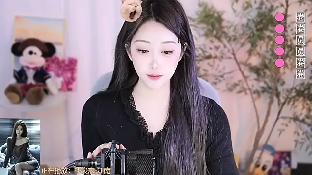 Snapshot of Arwyn-rr chatting on 02.24.25 Arwyn-rr online show from 02.24.25