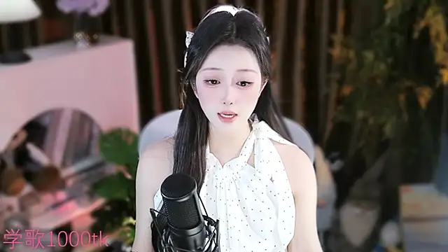 Snapshot of Arwyn-rr chatting on 09.14.25 Arwyn-rr online show from 09.14.25