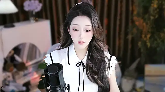 Snapshot of Arwyn-rr chatting on 11.10.25 Arwyn-rr online show from 11.10.25