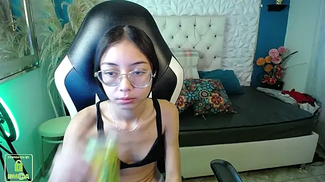 Snapshot of NathaliaSweet_11 chatting on 12.19.25 NathaliaSweet 11 online show from 12.19.25