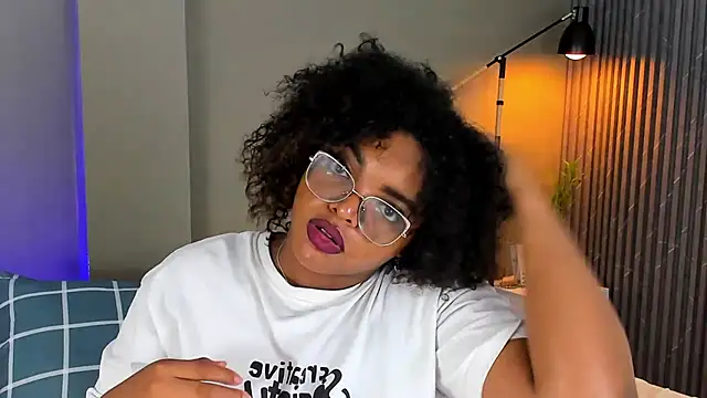 Snapshot of conielaurenth chatting on 01.06.25 conielaurenth online show from 01.06.25