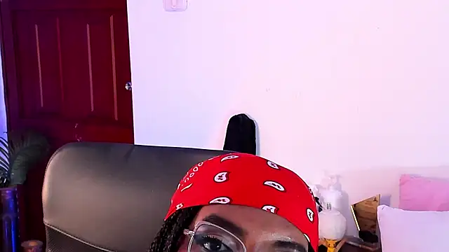 Snapshot of conielaurenth chatting on 09.22.25 conielaurenth online show from 09.22.25